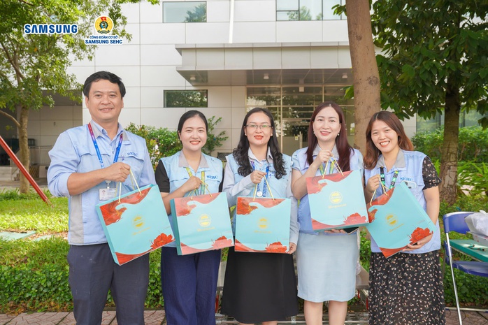 Hơn 20.000 lao động hạnh phúc khi được nhận quà Trung thu sớm- Ảnh 4. Hơn 20.000 lao động hạnh phúc khi được nhận quà Trung thu sớm- Ảnh 4.
