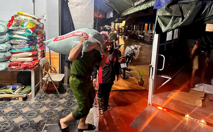 Ngập khắp TP Yên Bái, dân chạy lũ trong đêm- Ảnh 2. Ngập khắp TP Yên Bái, dân chạy lũ trong đêm- Ảnh 2.