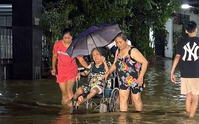 Ngập khắp TP Yên Bái, dân chạy lũ trong đêm- Ảnh 1. Ngập khắp TP Yên Bái, dân chạy lũ trong đêm- Ảnh 1.