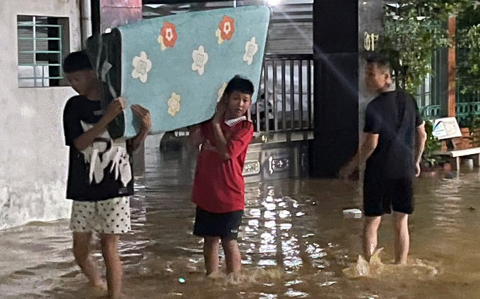 Ngập khắp TP Yên Bái, dân chạy lũ trong đêm- Ảnh 4. Ngập khắp TP Yên Bái, dân chạy lũ trong đêm- Ảnh 4.