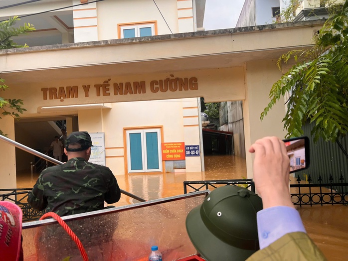 Trạm y tế ngập sâu, thầy thuốc chuẩn bị đèn dầu để khám bệnh- Ảnh 1. Trạm y tế ngập sâu, thầy thuốc chuẩn bị đèn dầu để khám bệnh- Ảnh 1.