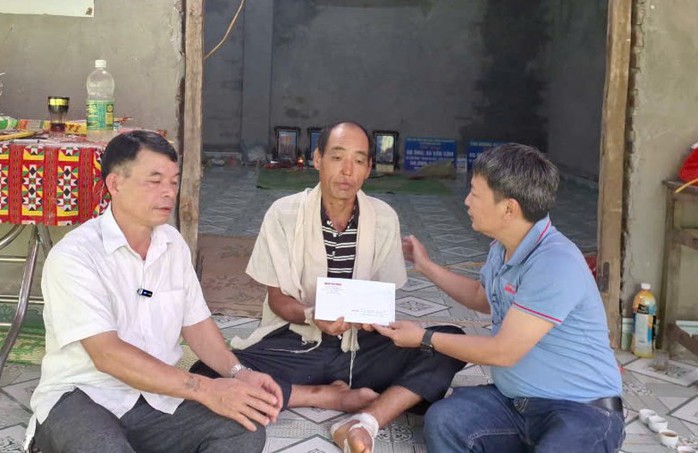 Báo Người Lao Động trao 30 triệu đồng hỗ trợ gia đình có 4 người chết do sạt lở đất- Ảnh 2. Báo Người Lao Động trao 30 triệu đồng hỗ trợ gia đình có 4 người chết do sạt lở đất- Ảnh 2.