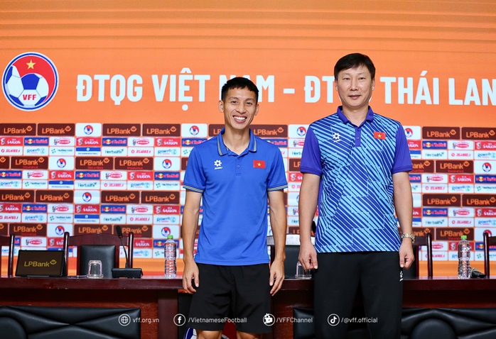 HLV Kim Sang-sik muốn tuyển Việt Nam thắng Thái Lan- Ảnh 1. HLV Kim Sang-sik muốn tuyển Việt Nam thắng Thái Lan- Ảnh 1.