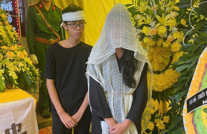 Báo Người Lao Động trao 10 triệu đồng hỗ trợ gia đình đại úy quân đội hy sinh khi phòng chống bão số 3- Ảnh 2. Báo Người Lao Động trao 10 triệu đồng hỗ trợ gia đình đại úy quân đội hy sinh khi phòng chống bão số 3- Ảnh 2.