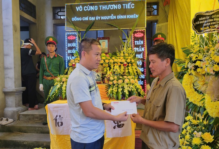 Báo Người Lao Động trao 10 triệu đồng hỗ trợ gia đình đại úy quân đội hy sinh khi phòng chống bão số 3- Ảnh 1. Báo Người Lao Động trao 10 triệu đồng hỗ trợ gia đình đại úy quân đội hy sinh khi phòng chống bão số 3- Ảnh 1.