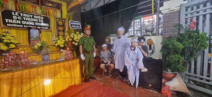 Báo Người Lao Động trao 10 triệu đồng hỗ trợ gia đình Thiếu tá công an Trần Quốc Hoàng- Ảnh 2. Báo Người Lao Động trao 10 triệu đồng hỗ trợ gia đình Thiếu tá công an Trần Quốc Hoàng- Ảnh 2.