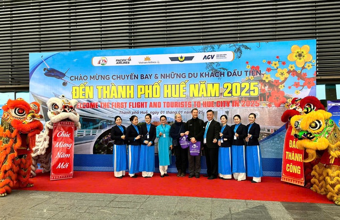 Vietnam Airlines chào đón những hành khách đầu tiên nhân dịp năm mới 2025 tại Cảng HKQT Phú Bài, Thừa Thiên - Huế Vietnam Airlines chào đón những hành khách đầu tiên nhân dịp năm mới 2025 tại Cảng HKQT Phú Bài, Thừa Thiên - Huế