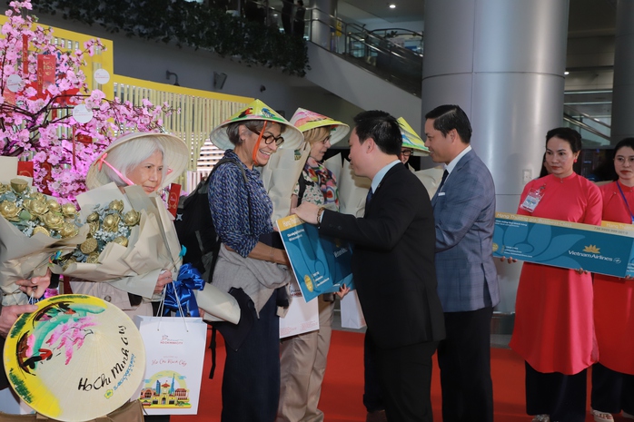 TP.HCM đón những hành khách đầu tiên từ Paris (Pháp) trên chuyến bay VN 10 TP.HCM đón những hành khách đầu tiên từ Paris (Pháp) trên chuyến bay VN 10
