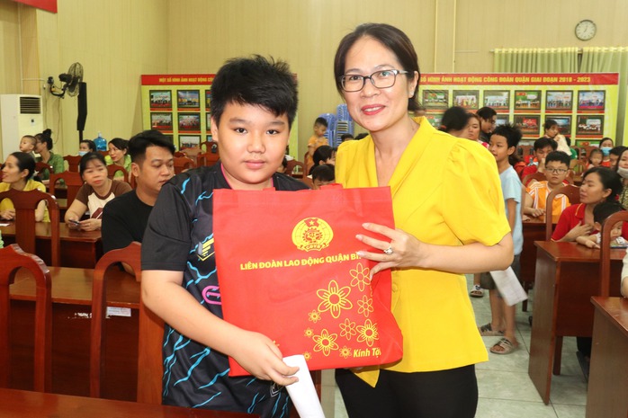 Trọn vẹn nghĩa tình- Ảnh 1. Trọn vẹn nghĩa tình- Ảnh 1.
