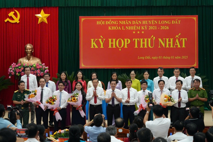 Bà Đỗ Thị Hồng được bầu giữ chức Chủ tịch UBND huyện Long Đất- Ảnh 1. Bà Đỗ Thị Hồng được bầu giữ chức Chủ tịch UBND huyện Long Đất- Ảnh 1.