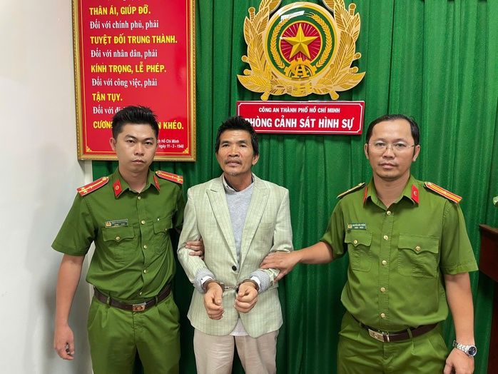 Công an TP HCM bắt kẻ lừa 2 người đàn ông ở Hà Nội- Ảnh 1. Công an TP HCM bắt kẻ lừa 2 người đàn ông ở Hà Nội- Ảnh 1.