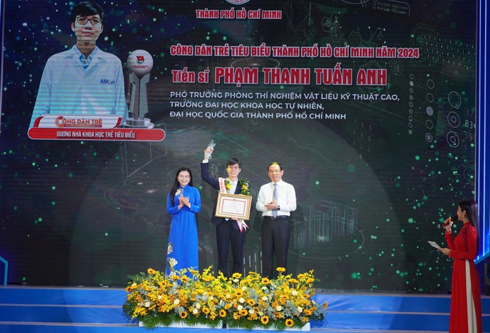TP HCM tuyên dương 14 công dân trẻ tiêu biểu năm 2024- Ảnh 1. TP HCM tuyên dương 14 công dân trẻ tiêu biểu năm 2024- Ảnh 1.