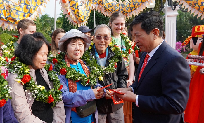 Quảng Bình: Chào đón 66 du khách "xông đất" Di sản Phong Nha - Kẻ Bàng- Ảnh 1. Quảng Bình: Chào đón 66 du khách "xông đất" Di sản Phong Nha - Kẻ Bàng- Ảnh 1.
