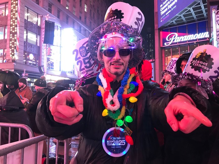 Anh Tommy Onfolo có 8 năm liên tiếp tham gia đón giao thừa ở New York. Ảnh: New York Post Anh Tommy Onfolo có 8 năm liên tiếp tham gia đón giao thừa ở New York. Ảnh: New York Post