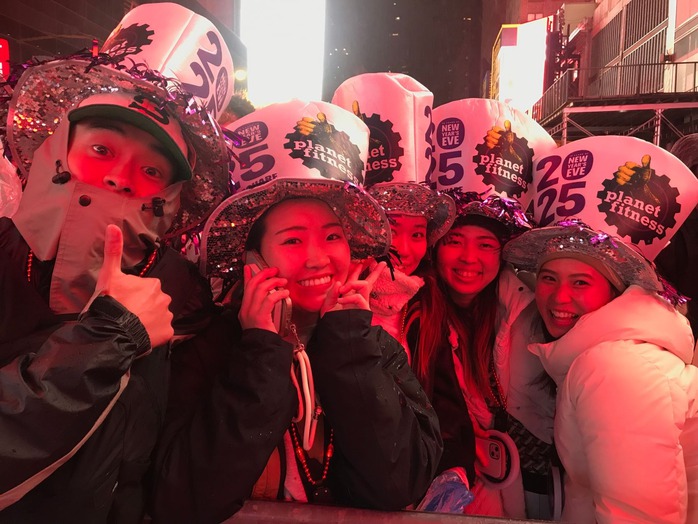 Nhóm du khách Nhật Bản đón giao thừa 2025 ở New York – Mỹ. Ảnh: New York Post Nhóm du khách Nhật Bản đón giao thừa 2025 ở New York – Mỹ. Ảnh: New York Post