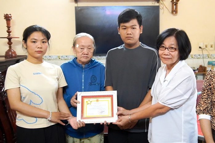 Trao kỷ niệm chương tri ân gia đình người hiến tạng- Ảnh 1. Trao kỷ niệm chương tri ân gia đình người hiến tạng- Ảnh 1.