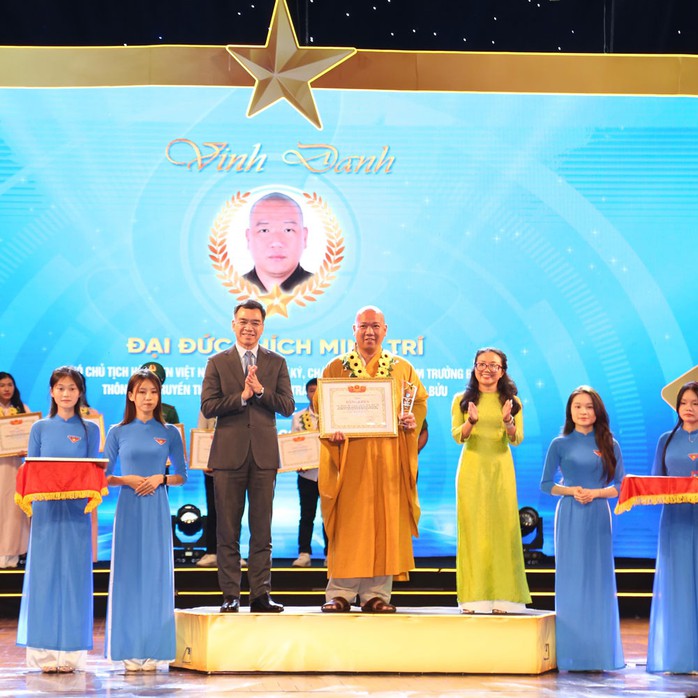 Đại đức Thích Minh Trí nhận giải thưởng Thanh niên Sống đẹp 2024. (Ảnh do nhân vật cung cấp) Đại đức Thích Minh Trí nhận giải thưởng Thanh niên Sống đẹp 2024. (Ảnh do nhân vật cung cấp)