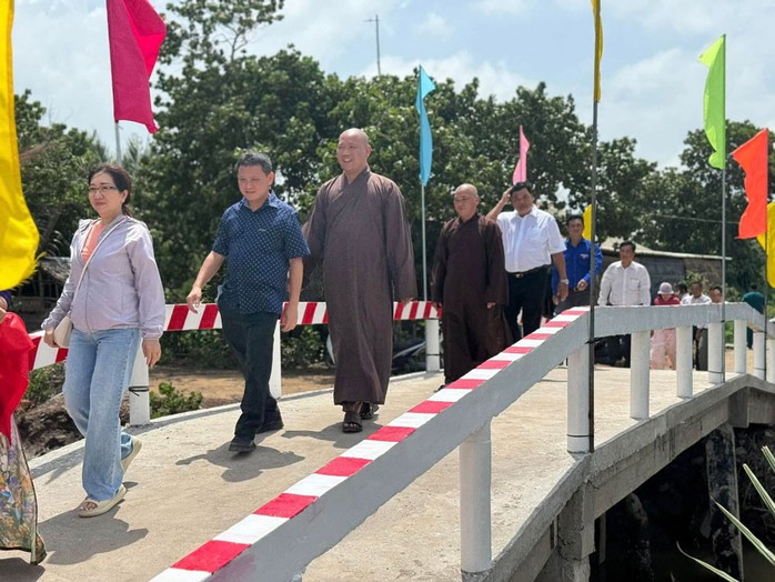 Đại đức cùng người dân phấn khởi đi trên cây cầu mới ở xã Long Khánh (huyện Duyên Hải) Đại đức cùng người dân phấn khởi đi trên cây cầu mới ở xã Long Khánh (huyện Duyên Hải)