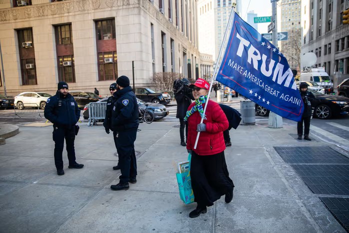 Người ủng hộ ông Trump bên ngoài tòa án. Ảnh: The Guardian Người ủng hộ ông Trump bên ngoài tòa án. Ảnh: The Guardian