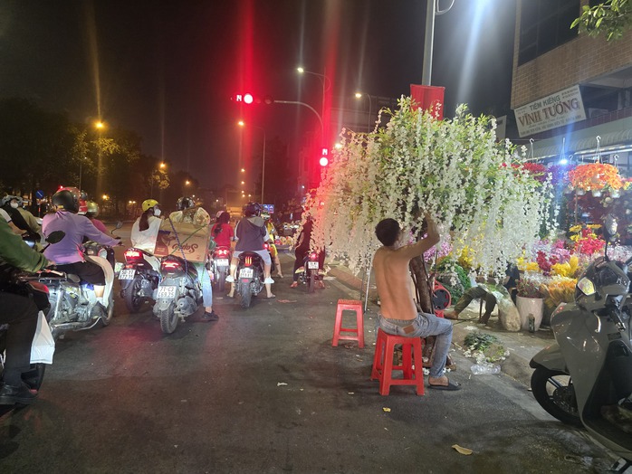 Nhiều người vô tư không đội nón bảo hiểm, chiếm dụng lòng đường ở TP HCM- Ảnh 3. Nhiều người vô tư không đội nón bảo hiểm, chiếm dụng lòng đường ở TP HCM- Ảnh 3.