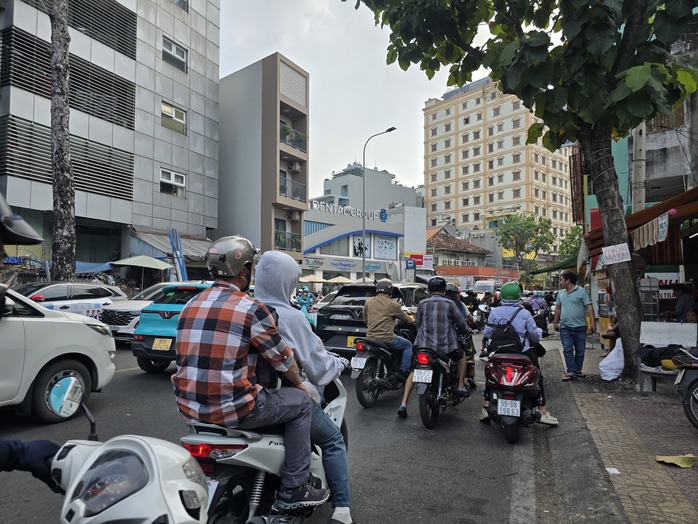 Nhiều người vô tư không đội nón bảo hiểm, chiếm dụng lòng đường ở TP HCM- Ảnh 7. Nhiều người vô tư không đội nón bảo hiểm, chiếm dụng lòng đường ở TP HCM- Ảnh 7.