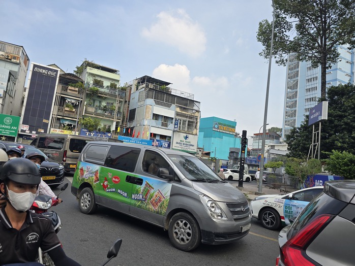 Nhiều người vô tư không đội nón bảo hiểm, chiếm dụng lòng đường ở TP HCM- Ảnh 5. Nhiều người vô tư không đội nón bảo hiểm, chiếm dụng lòng đường ở TP HCM- Ảnh 5.