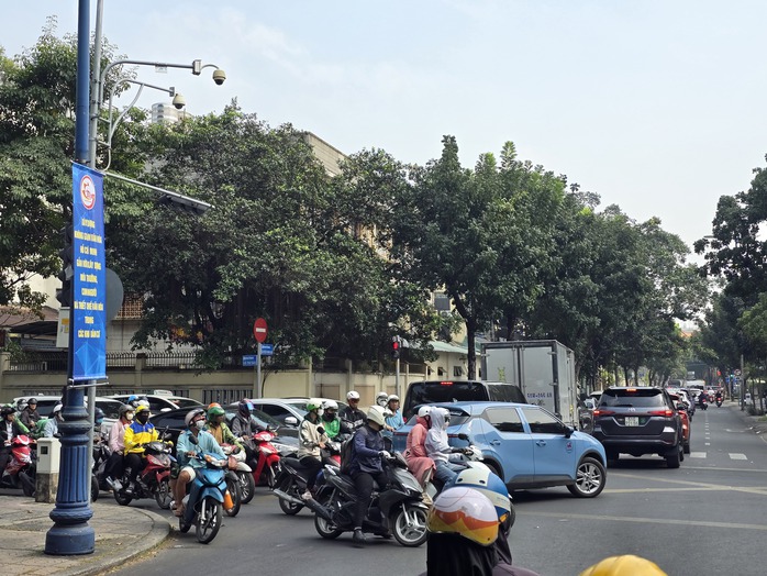Nhiều người vô tư không đội nón bảo hiểm, chiếm dụng lòng đường ở TP HCM- Ảnh 6. Nhiều người vô tư không đội nón bảo hiểm, chiếm dụng lòng đường ở TP HCM- Ảnh 6.