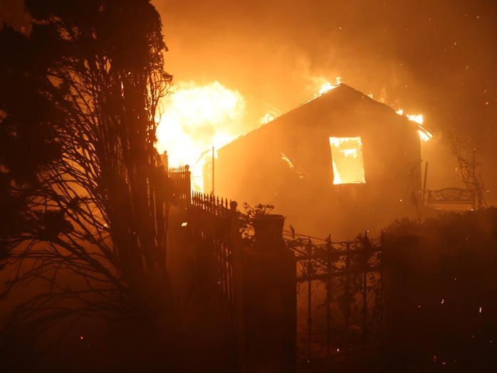 Mỹ: Cháy rừng khủng khiếp ở Los Angeles, số nạn nhân không ngừng tăng- Ảnh 3. Mỹ: Cháy rừng khủng khiếp ở Los Angeles, số nạn nhân không ngừng tăng- Ảnh 3.