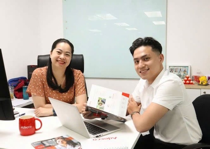 Trong mối quan hệ công sở, kỹ năng giao tiếp khéo léo sẽ giúp duy trì sự hòa hợp và hiệu quả công việc Trong mối quan hệ công sở, kỹ năng giao tiếp khéo léo sẽ giúp duy trì sự hòa hợp và hiệu quả công việc