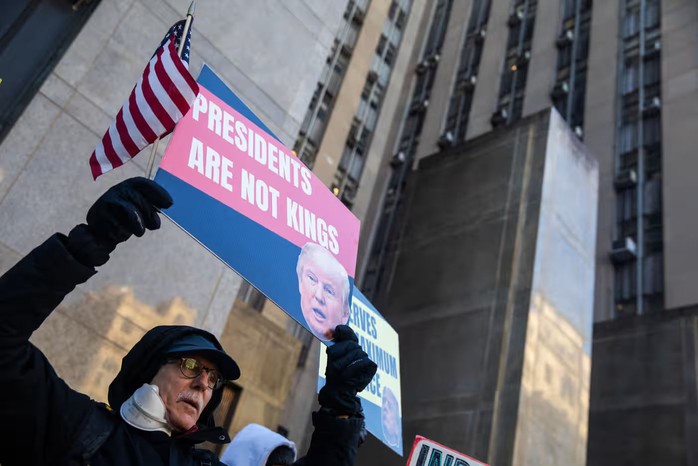 Người biểu tình phản đối ông Trump bên ngoài tòa án. Ảnh: The Guardian Người biểu tình phản đối ông Trump bên ngoài tòa án. Ảnh: The Guardian