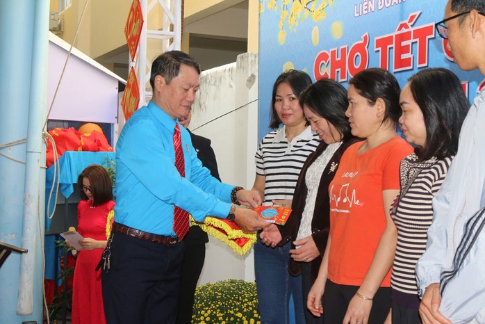 Ông Ngô Anh Duyệt, Chủ tịch LĐLĐ Nha Trang, tặng phiếu mua hàng cho người lao động khó khăn. Ảnh: THÁI TĨNH Ông Ngô Anh Duyệt, Chủ tịch LĐLĐ Nha Trang, tặng phiếu mua hàng cho người lao động khó khăn. Ảnh: THÁI TĨNH
