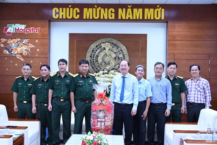 Lãnh đạo TP HCM thăm, chúc Tết các đơn vị quân đội- Ảnh 3. Lãnh đạo TP HCM thăm, chúc Tết các đơn vị quân đội- Ảnh 3.