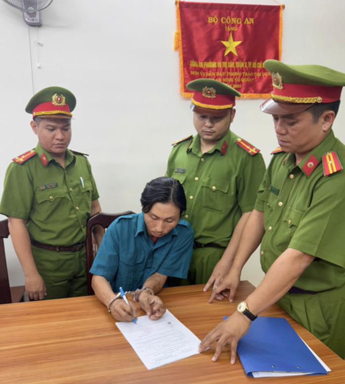 Đánh nhau ở trung tâm TP HCM khi lưu thông, 2 người bị bắt- Ảnh 2. Đánh nhau ở trung tâm TP HCM khi lưu thông, 2 người bị bắt- Ảnh 2.