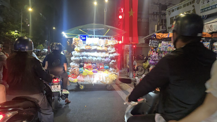 Nhiều người vô tư không đội nón bảo hiểm, chiếm dụng lòng đường ở TP HCM- Ảnh 4. Nhiều người vô tư không đội nón bảo hiểm, chiếm dụng lòng đường ở TP HCM- Ảnh 4.