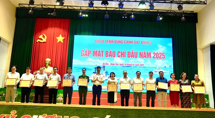 Báo Người Lao Động tặng 2.000 lá cờ Tổ quốc cho Vùng Cảnh sát biển 3- Ảnh 3. Báo Người Lao Động tặng 2.000 lá cờ Tổ quốc cho Vùng Cảnh sát biển 3- Ảnh 3.