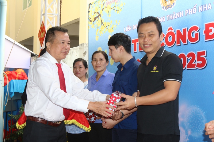 Người lao động Nha Trang vui chợ Tết Công đoàn- Ảnh 5. Người lao động Nha Trang vui chợ Tết Công đoàn- Ảnh 5.