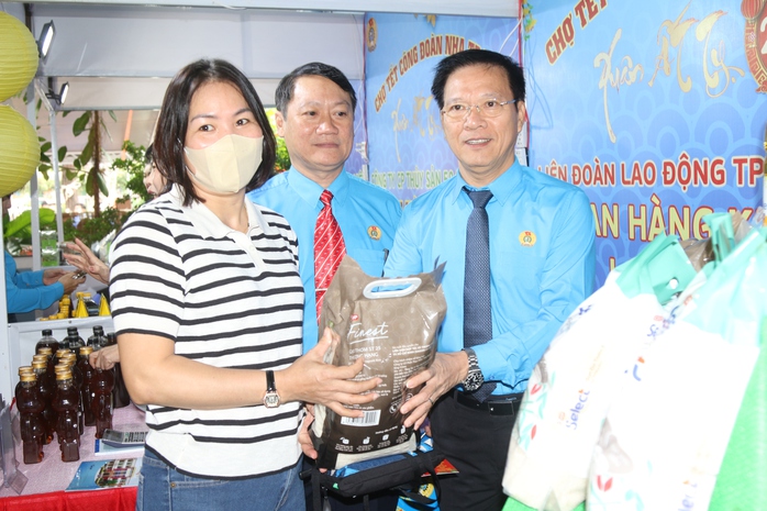 Người lao động Nha Trang vui chợ Tết Công đoàn- Ảnh 1. Người lao động Nha Trang vui chợ Tết Công đoàn- Ảnh 1.
