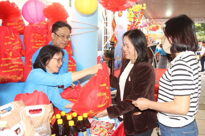 Người lao động Nha Trang vui chợ Tết Công đoàn- Ảnh 4. Người lao động Nha Trang vui chợ Tết Công đoàn- Ảnh 4.