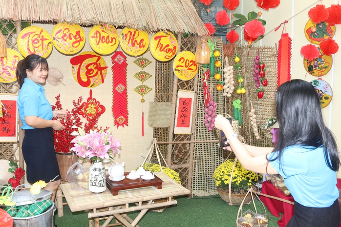 Người lao động Nha Trang vui chợ Tết Công đoàn- Ảnh 6. Người lao động Nha Trang vui chợ Tết Công đoàn- Ảnh 6.