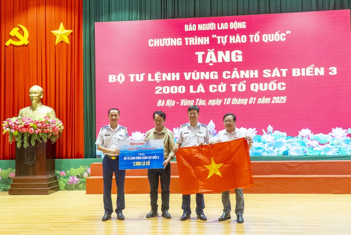 Báo Người Lao Động tặng 2.000 lá cờ Tổ quốc cho Vùng Cảnh sát biển 3- Ảnh 2. Báo Người Lao Động tặng 2.000 lá cờ Tổ quốc cho Vùng Cảnh sát biển 3- Ảnh 2.