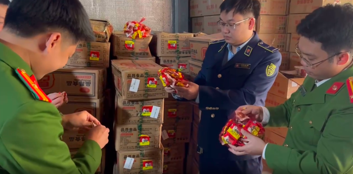 Kinh hoàng kho hàng chứa trên 13 tấn thực phẩm ghi nhãn nước ngoài bị phát hiện ở Hà Nội- Ảnh 1. Kinh hoàng kho hàng chứa trên 13 tấn thực phẩm ghi nhãn nước ngoài bị phát hiện ở Hà Nội- Ảnh 1.