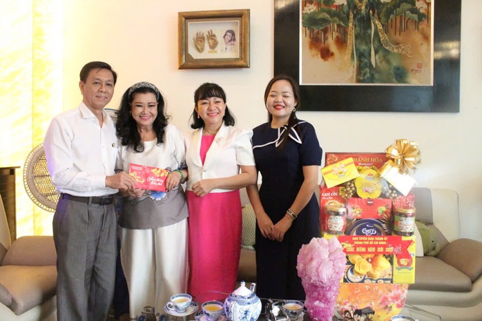 Ban Tuyên giáo Thành ủy TP HCM thăm và chúc Tết văn nghệ sĩ tiêu biểu- Ảnh 1. Ban Tuyên giáo Thành ủy TP HCM thăm và chúc Tết văn nghệ sĩ tiêu biểu- Ảnh 1.