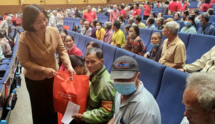 Phó Thủ tướng Trần Hồng Hà tặng quà Tết tại tỉnh Bình Dương- Ảnh 7. Phó Thủ tướng Trần Hồng Hà tặng quà Tết tại tỉnh Bình Dương- Ảnh 7.