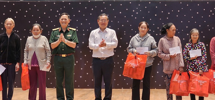 Phó Thủ tướng Trần Hồng Hà tặng quà Tết tại tỉnh Bình Dương- Ảnh 6. Phó Thủ tướng Trần Hồng Hà tặng quà Tết tại tỉnh Bình Dương- Ảnh 6.