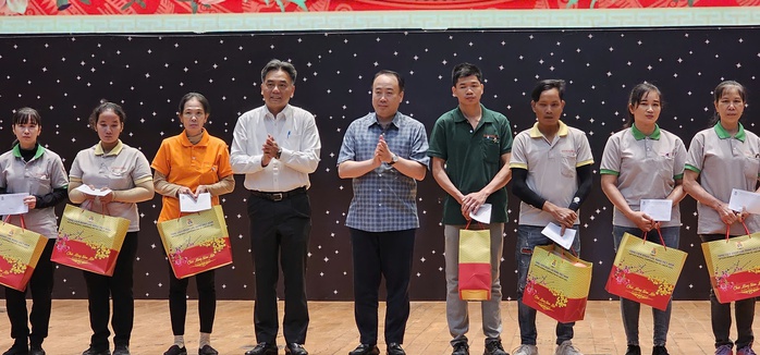 Phó Thủ tướng Trần Hồng Hà tặng quà Tết tại tỉnh Bình Dương- Ảnh 5. Phó Thủ tướng Trần Hồng Hà tặng quà Tết tại tỉnh Bình Dương- Ảnh 5.