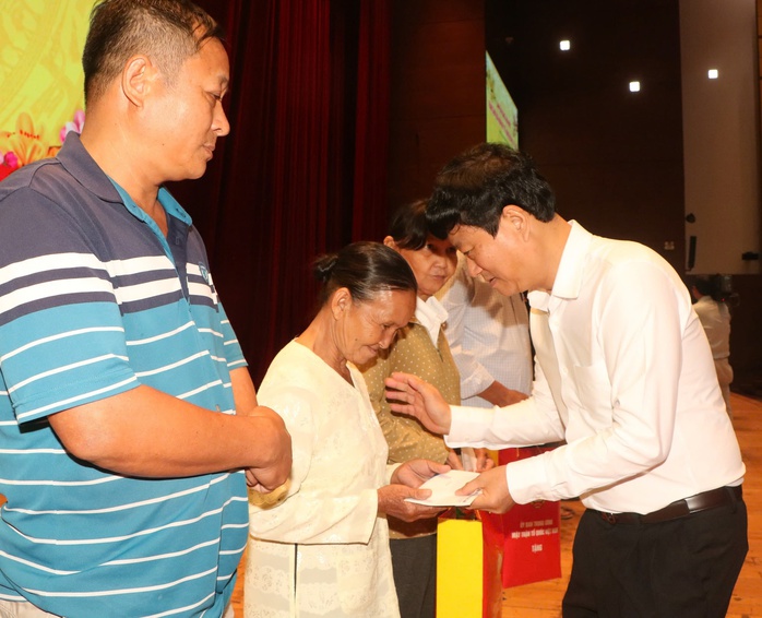 Phó Thủ tướng Trần Hồng Hà tặng quà Tết tại tỉnh Bình Dương- Ảnh 3. Phó Thủ tướng Trần Hồng Hà tặng quà Tết tại tỉnh Bình Dương- Ảnh 3.
