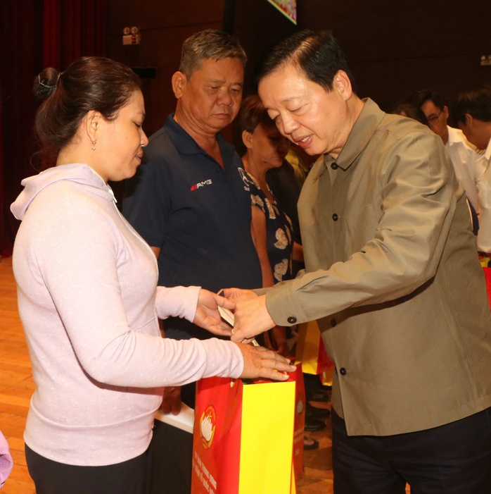 Phó Thủ tướng Trần Hồng Hà tặng quà Tết tại tỉnh Bình Dương- Ảnh 1. Phó Thủ tướng Trần Hồng Hà tặng quà Tết tại tỉnh Bình Dương- Ảnh 1.