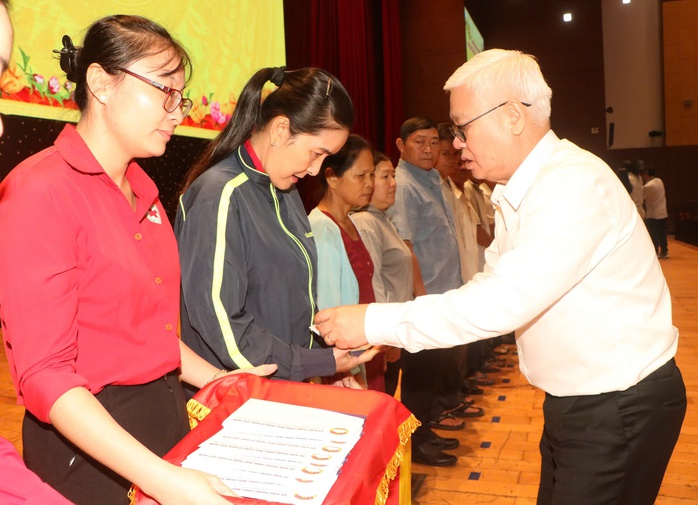 Phó Thủ tướng Trần Hồng Hà tặng quà Tết tại tỉnh Bình Dương- Ảnh 2. Phó Thủ tướng Trần Hồng Hà tặng quà Tết tại tỉnh Bình Dương- Ảnh 2.