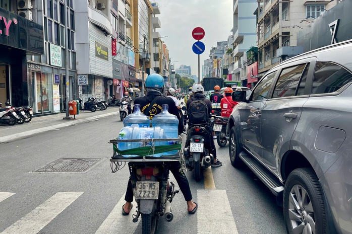 Mấy ngày nay, trung tâm TP HCM ùn ứ nghiêm trọng- Ảnh 9. Mấy ngày nay, trung tâm TP HCM ùn ứ nghiêm trọng- Ảnh 9.