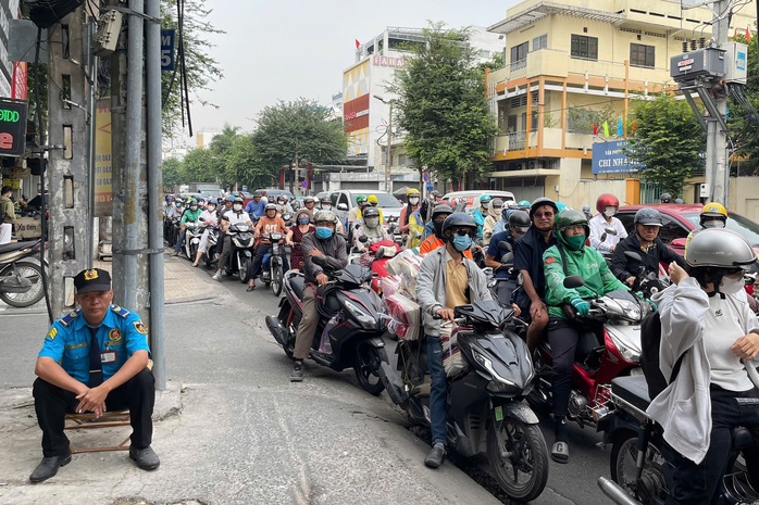 Mấy ngày nay, trung tâm TP HCM ùn ứ nghiêm trọng- Ảnh 1. Mấy ngày nay, trung tâm TP HCM ùn ứ nghiêm trọng- Ảnh 1.